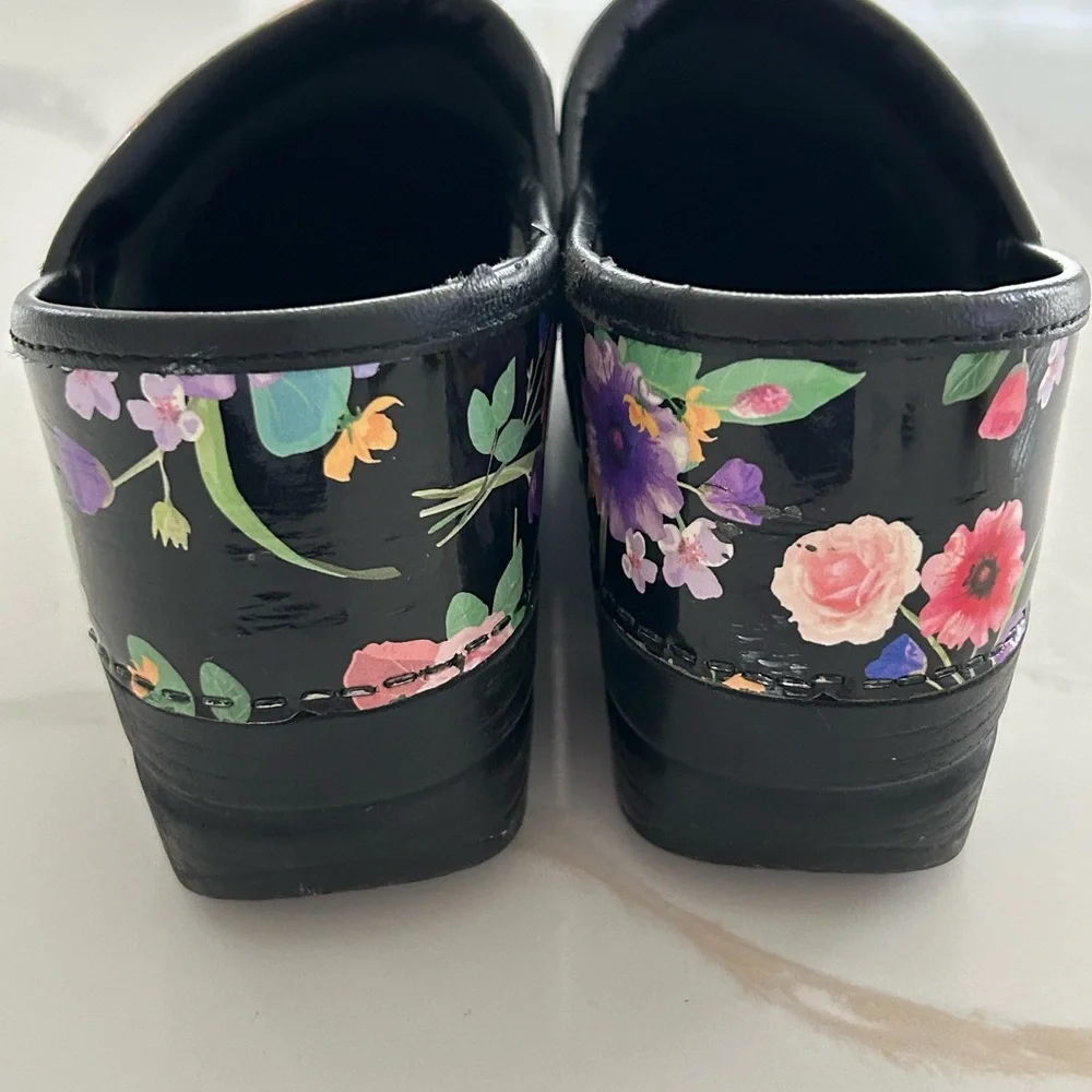 Dansko Black Multicolor Floral Garden Print Patent Leather Clogs Size 36 6 - Picture 4 of 8